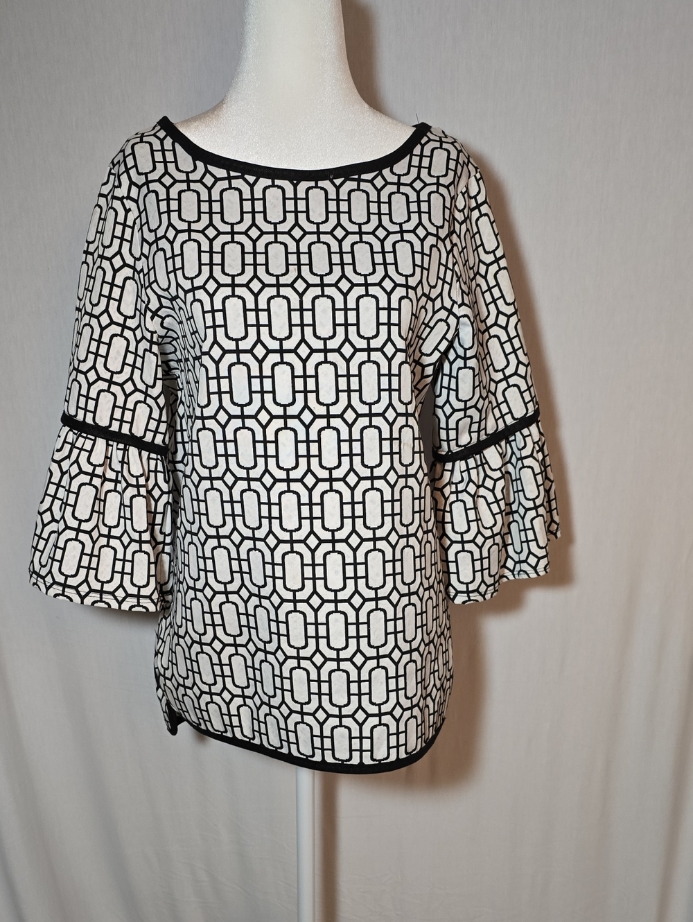 Max Studio Like New Black and White Geometric Ruffle-Sleeve Top